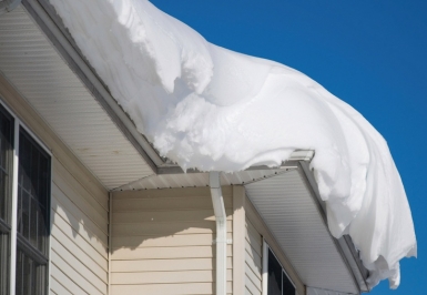Падение снега с крыши приводит к повреждению газопроводов